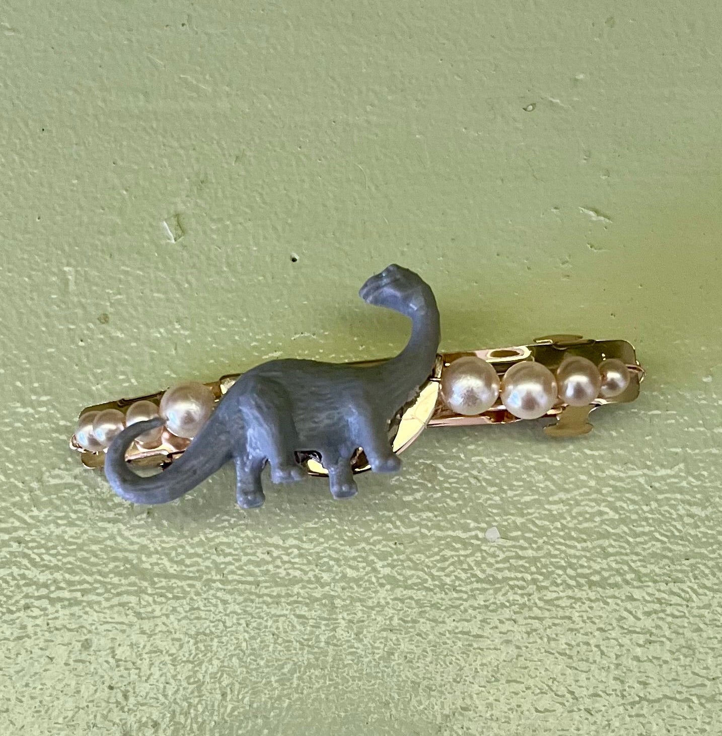 Pearl Dinosaur Hairclip